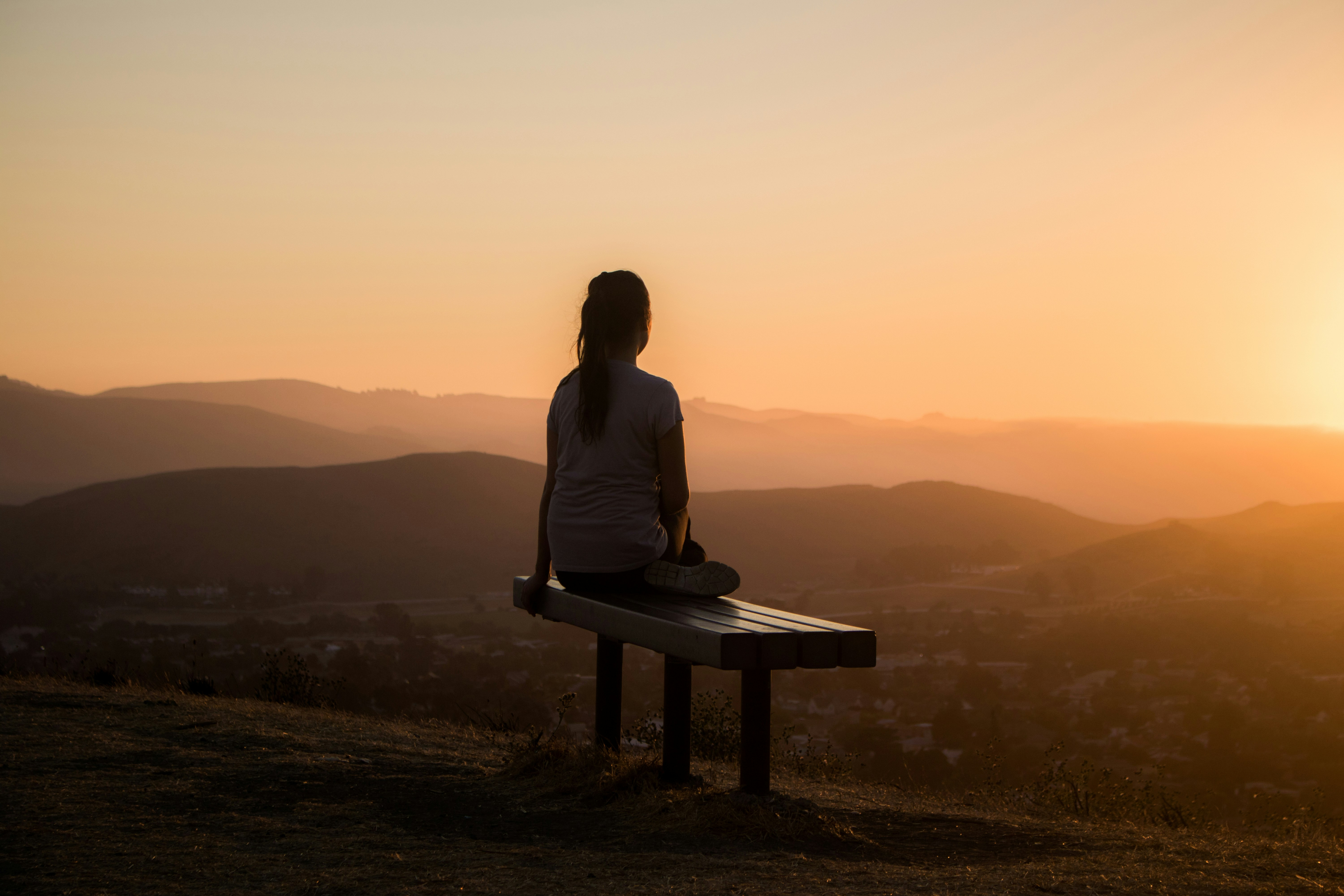Illustration de méditation au coucher de soleil